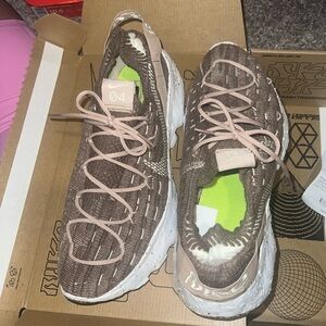 Like new worn one Woman Nike Space Hippies box and Receipt
